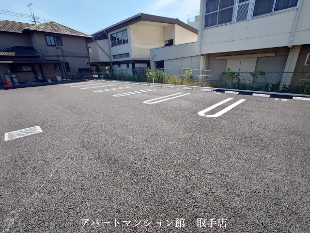 カルムの駐車場