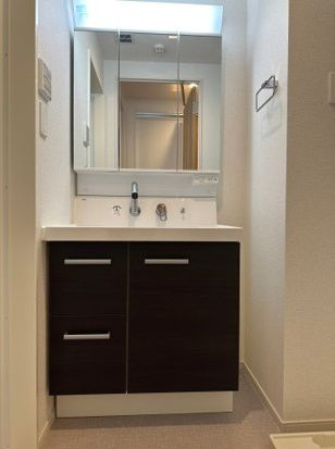 クレヴァンス両国SOUTHの洗面所|3面鏡付き独立洗面化粧台