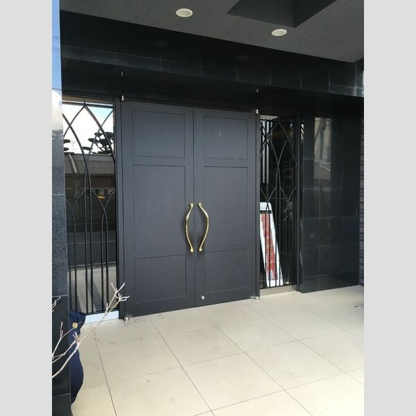 プレミアム菱屋西のエントランス