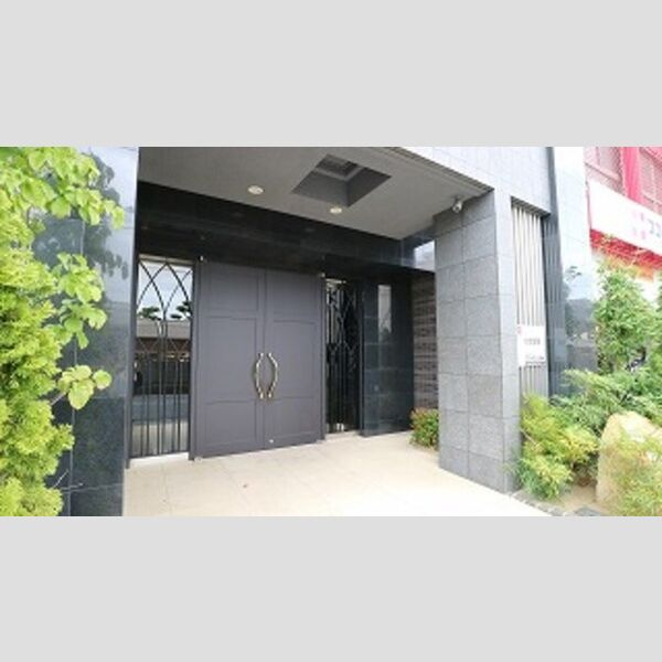 プレミアム菱屋西のエントランス