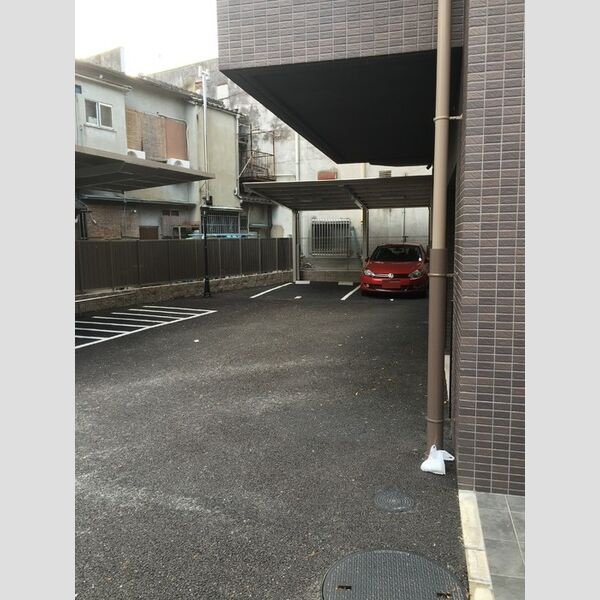 プレミアム菱屋西の駐車場