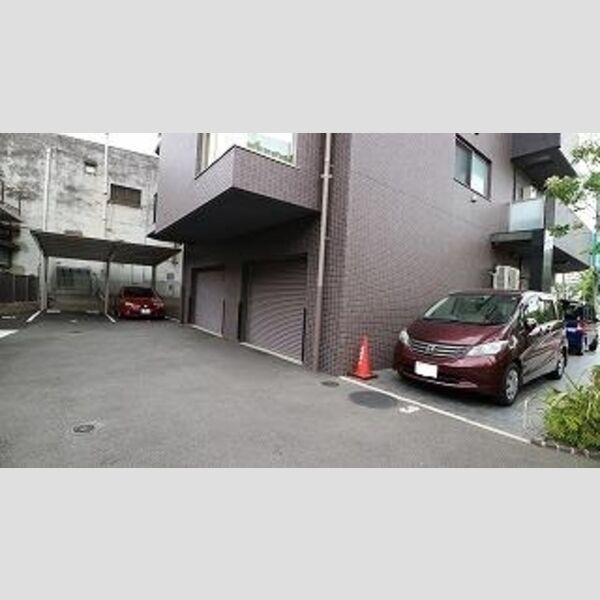 プレミアム菱屋西の駐車場