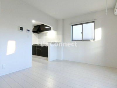 【居間・リビング】 | Ｋ’ｓⅡ | 角部屋で２面に窓があります。