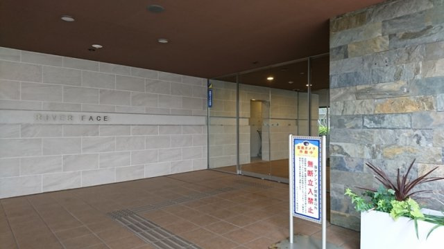 リバーフェイスのエントランス