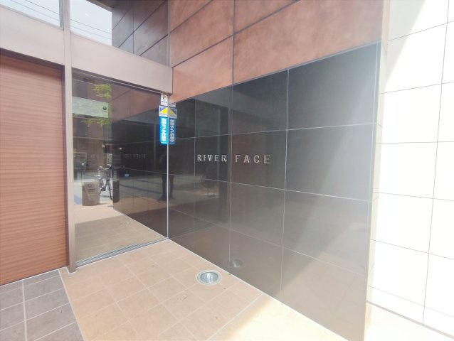 リバーフェイスのエントランス