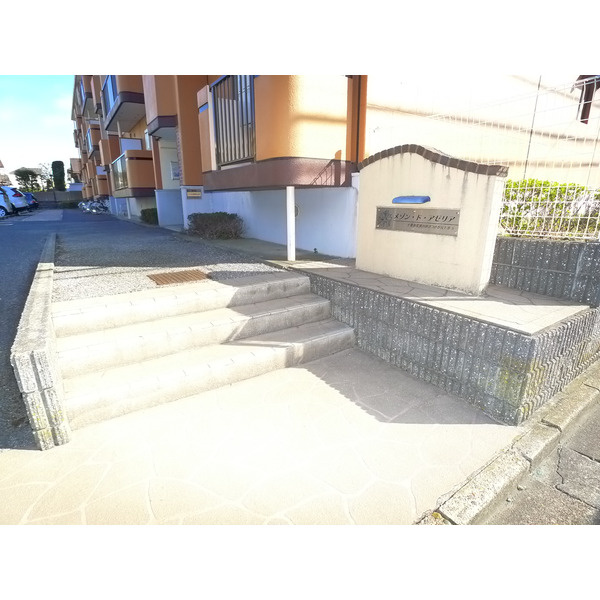 メゾン・ド・アゼリアの駐車場