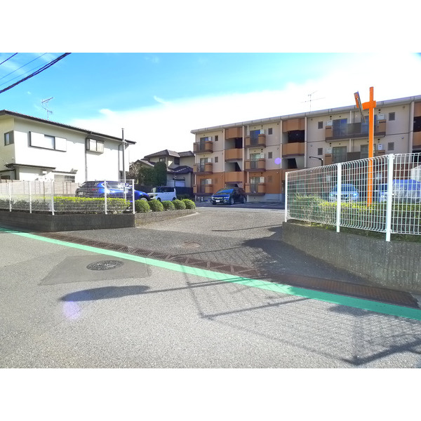 メゾン・ド・アゼリアの駐車場