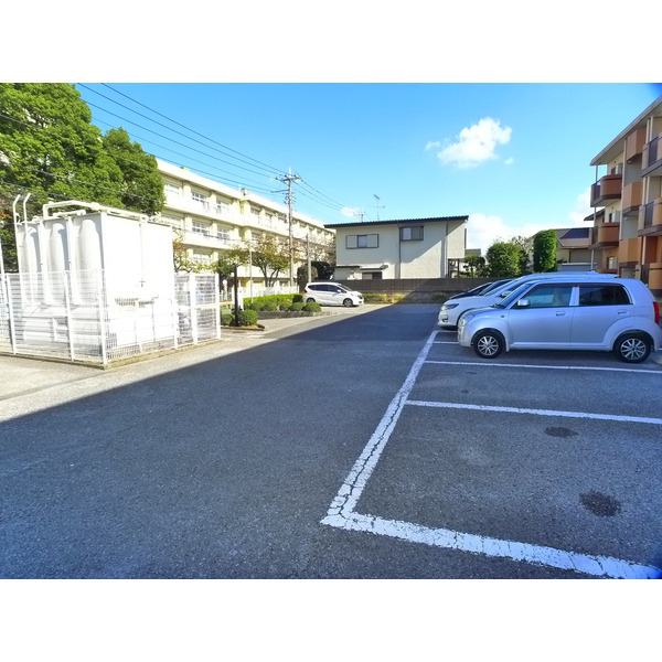 メゾン・ド・アゼリアの駐車場