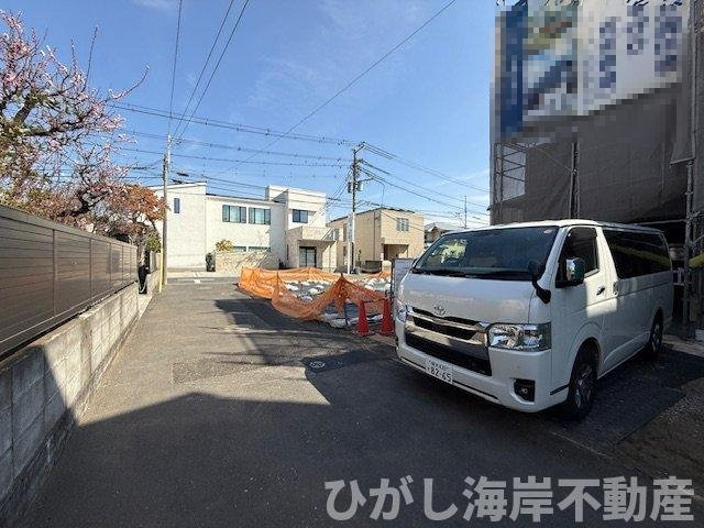 茅ヶ崎市浜竹3丁目　新築戸建の前面道路含む現地写真|3月9日撮影　建築中　現地外観