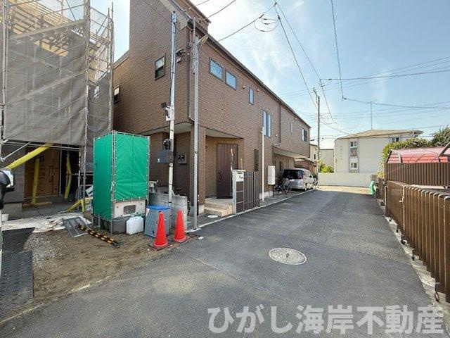 茅ヶ崎市浜竹3丁目　新築戸建の前面道路含む現地写真|3月9日撮影　建築中　現地外観