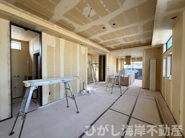 茅ヶ崎市浜竹3丁目　新築戸建の居間・リビング|3月9日撮影　建築中　21.7帖　折上天井付LDK