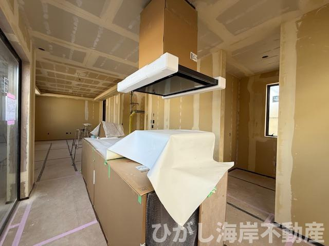 茅ヶ崎市浜竹3丁目　新築戸建のキッチン|3月9日撮影　建築中　21.7帖　折上天井付LDK