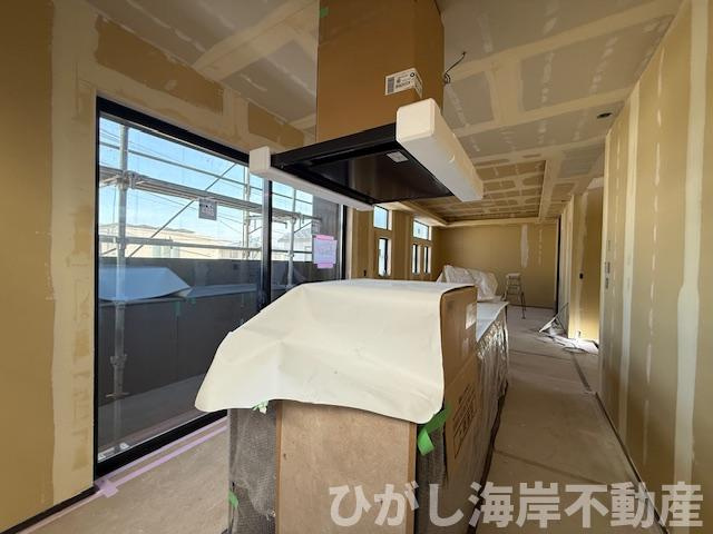 茅ヶ崎市浜竹3丁目　新築戸建の居間・リビング|3月9日撮影　建築中　21.7帖　折上天井付LDK