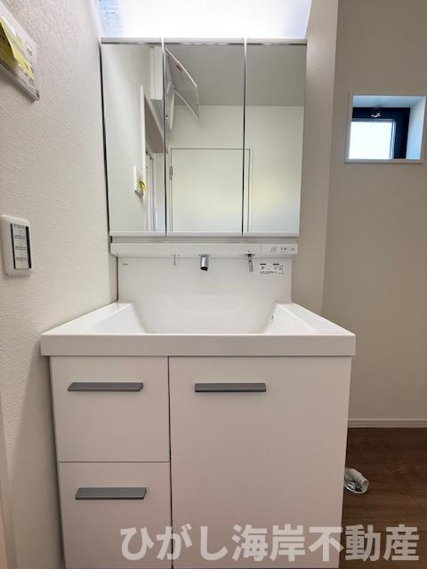 平塚市御殿４丁目　新築戸建　全５棟の独立洗面台|三面鏡化粧台