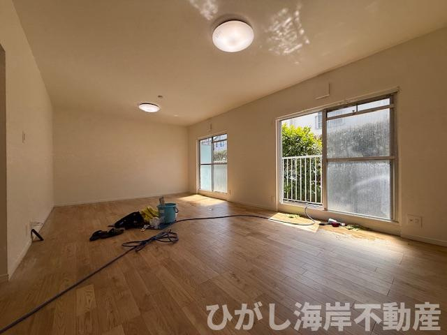 エミネンス茅ヶ崎3号棟の居間・リビング|3月9日撮影　新規リフォーム中　20.7帖　LDK