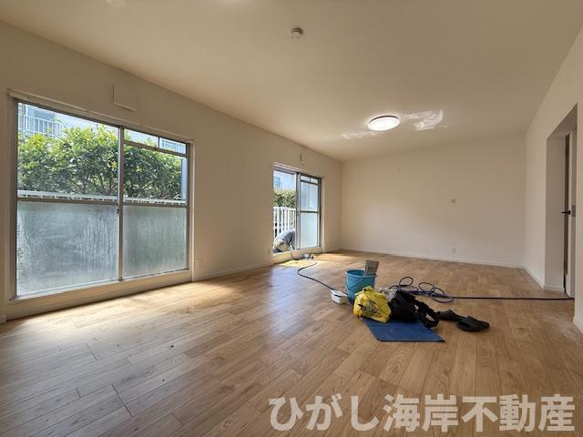 エミネンス茅ヶ崎3号棟の居間・リビング|3月9日撮影　新規リフォーム中　20.7帖　LDK