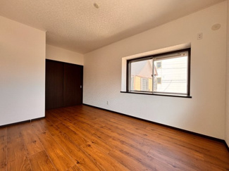 【洋室】 | 四街道大日　中古戸建　JR総武線「四街道」駅 | 子供部屋にちょうどいいサイズの洋室で陽光あふれる明るい室内です！

