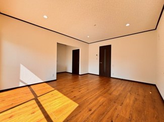 【居間・リビング】 | 四街道大日　中古戸建　JR総武線「四街道」駅 | 開放感のあるリビングが暮らしの中心に。会話が弾む設計で、料理と団らんが自然に調和する心地よい空間です！