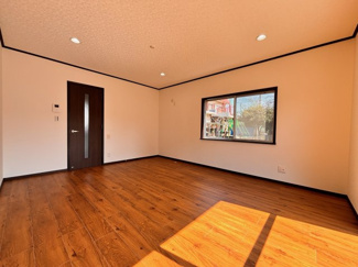 【居間・リビング】 | 四街道大日　中古戸建　JR総武線「四街道」駅 | あたたかく明るい空間は、ご家族が自然と集まりたくなる心地よいリビングです！