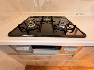 【キッチン】 | 四街道大日　中古戸建　JR総武線「四街道」駅 | 広々としたキッチンで、家族みんなで料理を楽しめます。シンプルで使いやすい設計のキッチンで毎日の料理が快適に！