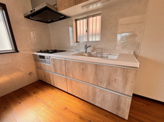 【キッチン】 | 四街道大日　中古戸建　JR総武線「四街道」駅 | お料理を効率的に、楽しく！収納が多いシステムキッチンで嬉しい3口コンロとグリルコンロ付きで料理の幅が広がります♪
