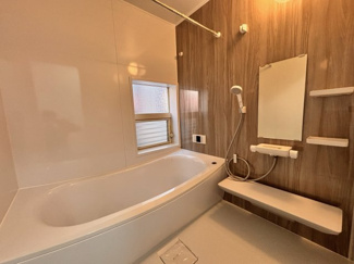 【浴室】 | 四街道大日　中古戸建　JR総武線「四街道」駅 | お風呂も新品でゆったり１日の疲れが取れる空間です♪♪
ナチュラルな木目調で、落ち着きのある浴室。1日の疲れを、穏やかに癒すことができます。急ぎのお洗濯に助かる、浴室乾燥機付きです！