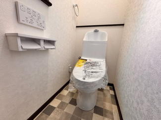 【トイレ】 | 四街道大日　中古戸建　JR総武線「四街道」駅 | 温水洗浄便座付きのトイレ。奥までお手入れがしやすい、スッキリとしたデザインです！