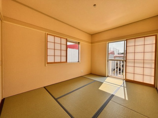 【和室】 | 四街道大日　中古戸建　JR総武線「四街道」駅 | やわらかな陽ざしが心地よい畳のお部屋。
思わずごろんとしたくなる、ほっと落ち着く空間です！