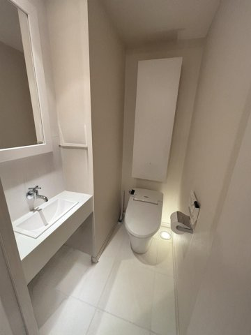 コンパクトで使いやすいトイレです。※画像は一部CG加工を施しており、実際に家具・小物は設置されておりません。