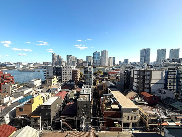 コンクリート打ち放しのスタイリッシュな外観が特徴のマンションです。