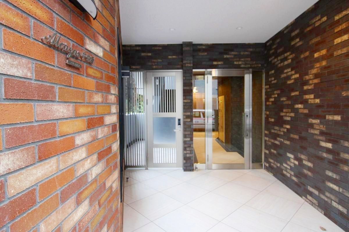 アルカサル中央通のエントランス