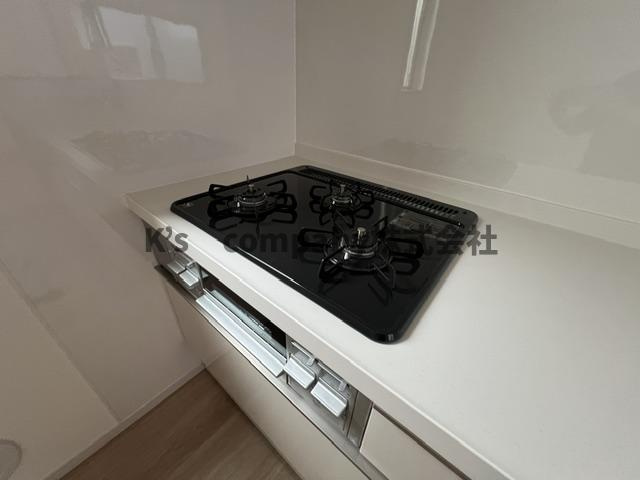 ◎茅ヶ崎市松尾　新築戸建　2号棟のキッチン|同時進行ができる3口コンロ♪