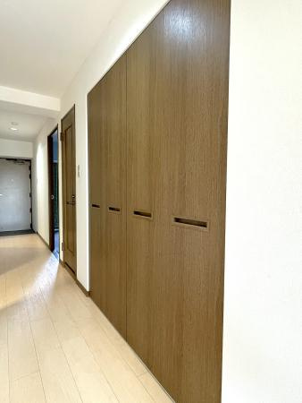 サーパス二番町の収納|廊下にも物入があり収納も充実しています