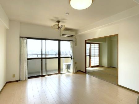 サーパス二番町の居間・リビング