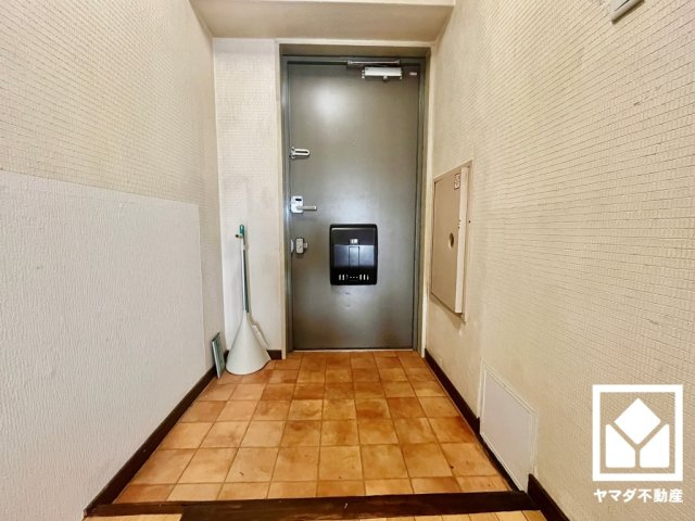 伏見日光ハイツ2号棟の玄関