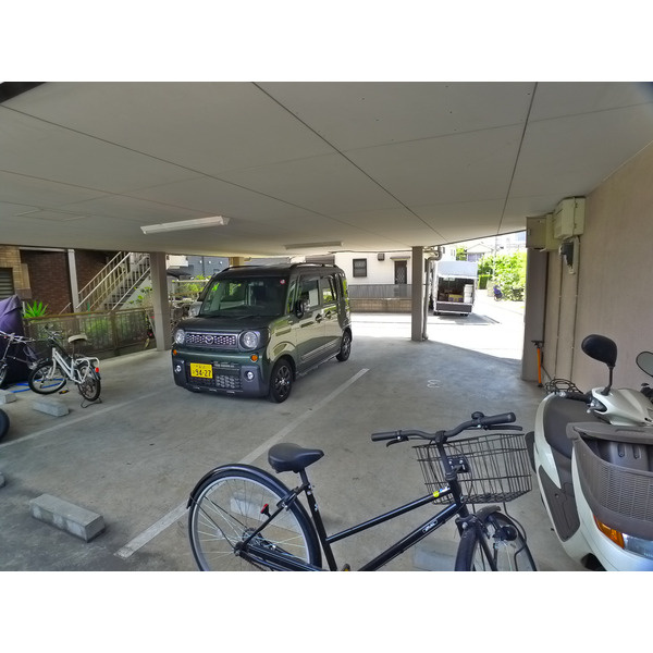 ファーストの駐車場