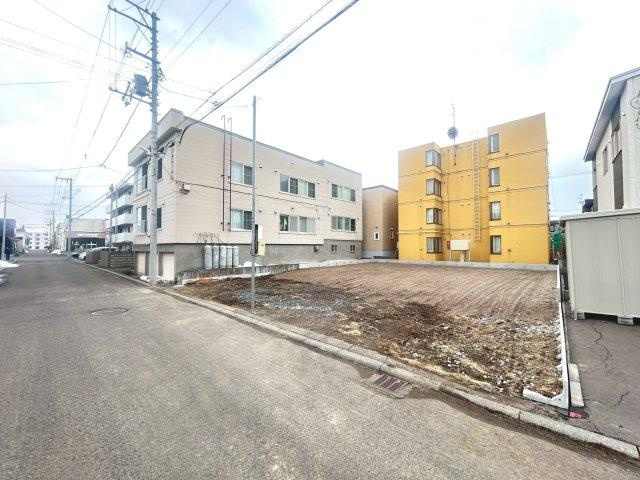 【新築戸建】札幌市東区北43条東2丁目2棟の前面道路含む現地写真