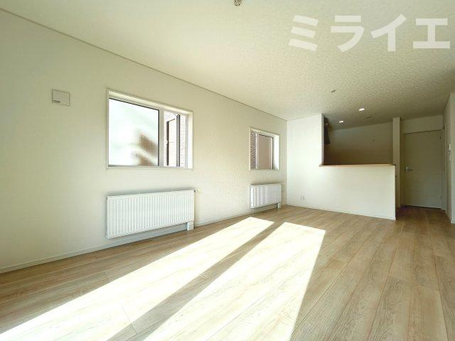 【新築戸建】札幌市東区北43条東2丁目2棟の居間・リビング|リビングが見渡せる対面キッチンを採用。内装(壁・床・建具)は白を基調とし、明るい雰囲気となっています。(同仕様物件)
