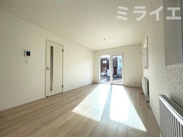 【新築戸建】札幌市東区北43条東2丁目2棟の居間・リビング|リビングが見渡せる対面キッチンを採用。内装(壁・床・建具)は白を基調とし、明るい雰囲気となっています。(同仕様物件)