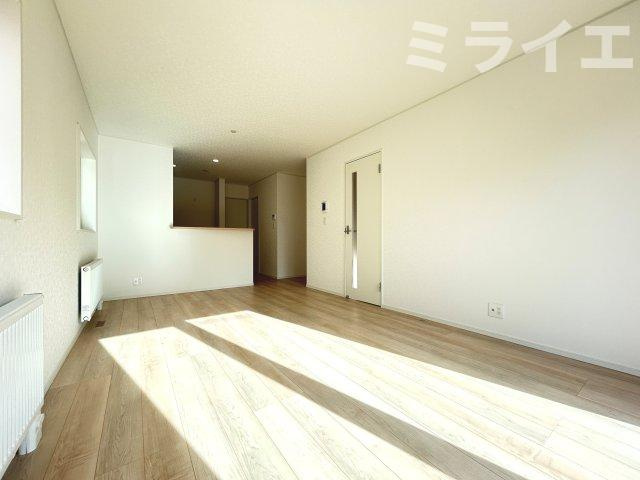 【新築戸建】札幌市東区北43条東2丁目2棟の居間・リビング|リビングが見渡せる対面キッチンを採用。内装(壁・床・建具)は白を基調とし、明るい雰囲気となっています。(同仕様物件)