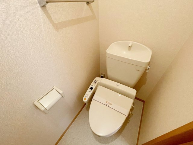 ヴィラ・キャロット　Ⅲのトイレ|温水洗浄便座付きトイレです。