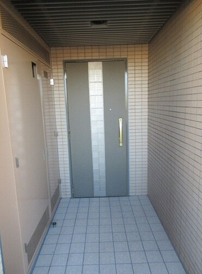 【玄関】 | ライオンズヒルズ田端不動坂 | アルコープ付き玄関※前回募集時2020年8月の写真