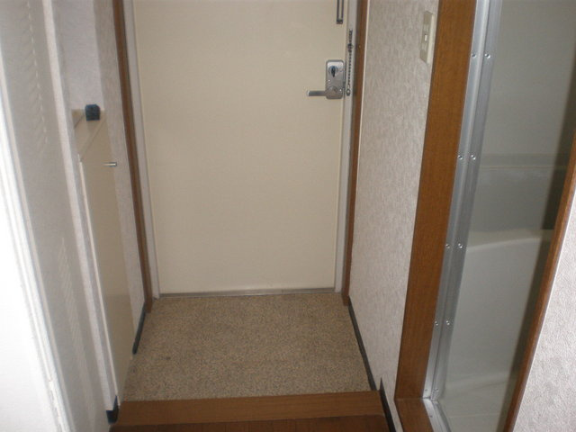 プランドール三郷の玄関