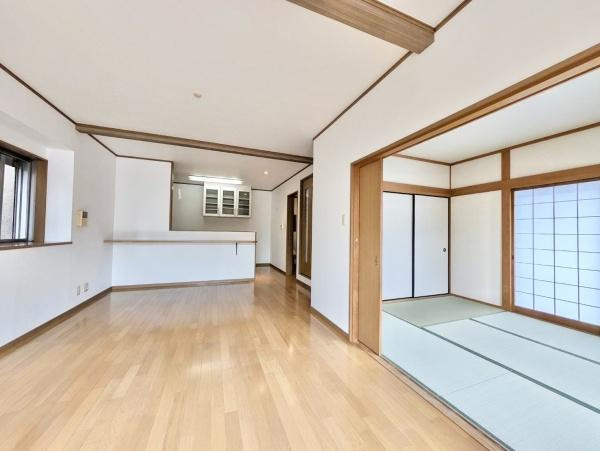 【居間・リビング】 | 大切なご家族が集まるからこそＬＤＫはこだわりたい！休日はおひさまの光をたっぷりと取りこめるリビングでゆったりと過ごしませんか？