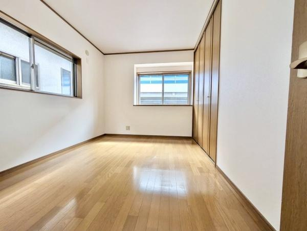 【寝室】 | 通風・採光にも優れ、心地よい光と風があふれています。 贅沢といえるほどの豊かな居住性と、プライドを満たすクオリティが見事に調和した住空間。