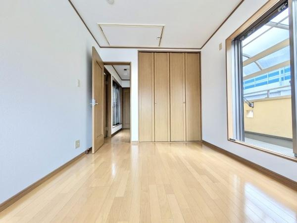 【寝室】 | 全居室には収納を完備！普段使いのお洋服や小物はもちろん、季節物のお洋服などもしっかりと整理整頓おしまい頂けます。居室空間をより広く隅々までお使いいただけますね♪