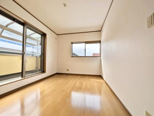 【洋室】 | 大きな窓からたっぷりと陽光が注がれる明るい空間。家族の成長に対応できる永住仕様の間取り。一日の疲れをいやしてくれる主寝室。時を忘れて過ごす場所として過ごせるお部屋ですね♪