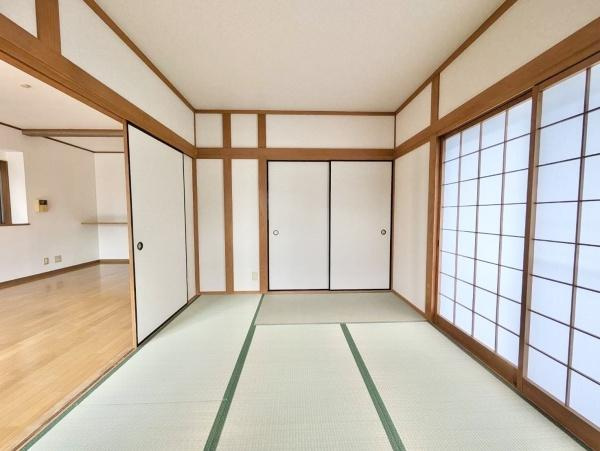 【和室】 | LDKと隣接した6畳の和室。
お子様の遊び部屋・お昼寝スペースとして使うのもオススメです♪