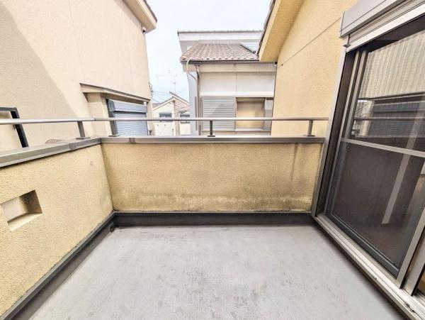 【バルコニー】 | 太陽の光と爽やかな風を受けたお洗濯物はあっという間に乾き、取りこむ時には太陽の匂いを感じられそうですね♪
