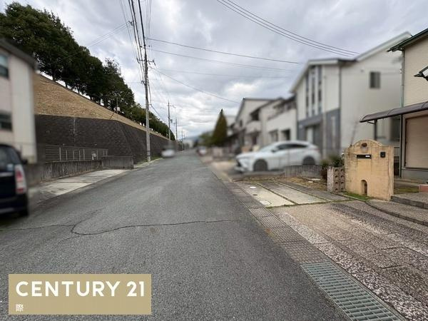 橋本市さつき台1丁目　中古戸建の前面道路含む現地写真
